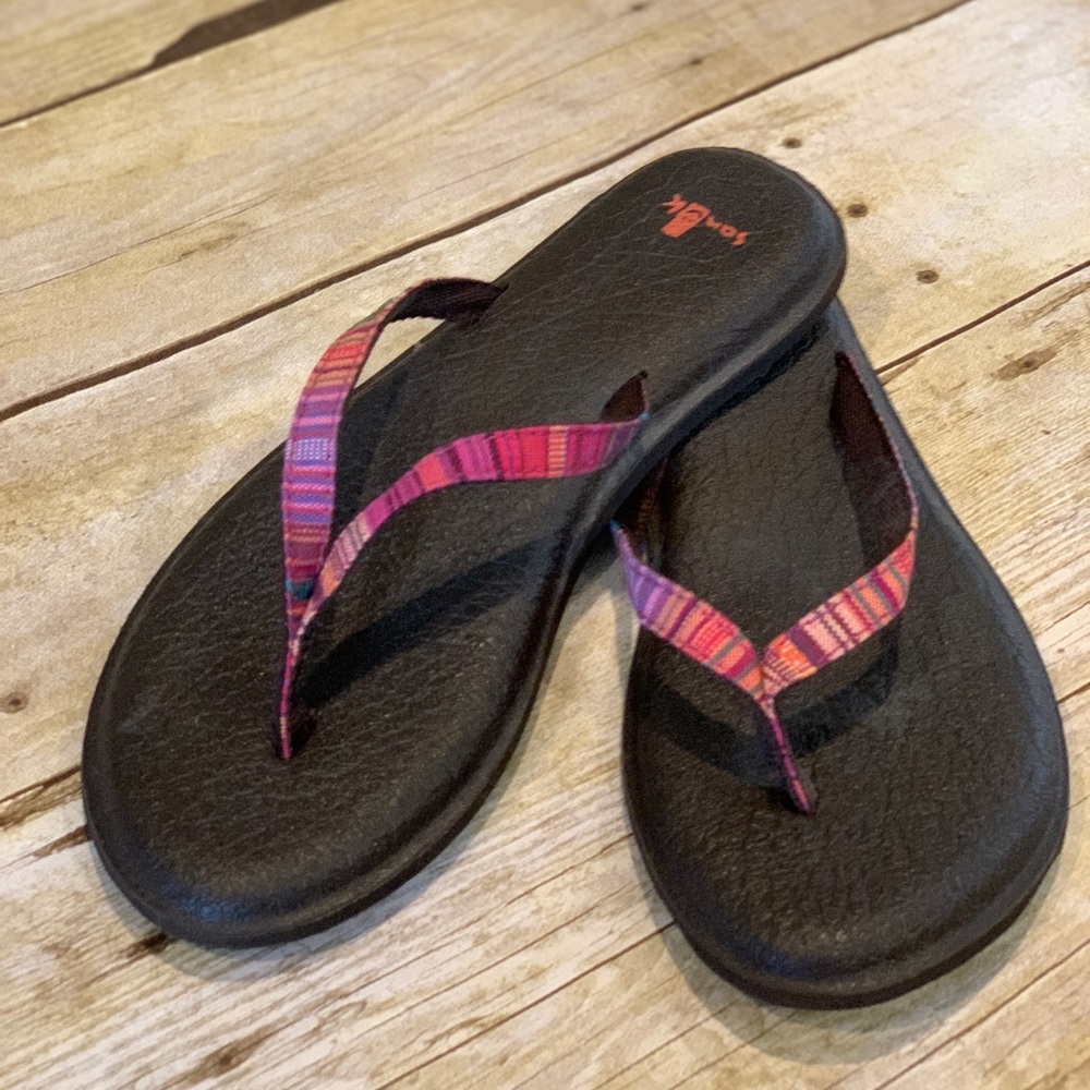 Sanuk EUC flip flops. Size 6.Only worn a few times